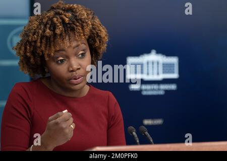 Washington, Vereinigte Staaten. 07.. Dezember 2022. Pressesprecherin Karine Jean-Pierre hält am Mittwoch, den 7. Dezember 2022, eine Pressekonferenz im Weißen Haus in Washington, D.C. Kredit: Chris Kleponis/Pool über CNP/dpa/Alamy Live News Stockfoto