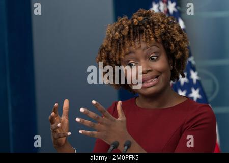 Washington, Vereinigte Staaten. 07.. Dezember 2022. Pressesprecherin Karine Jean-Pierre hält am Mittwoch, den 7. Dezember 2022, eine Pressekonferenz im Weißen Haus in Washington, D.C. Kredit: Chris Kleponis/Pool über CNP/dpa/Alamy Live News Stockfoto