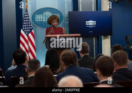 Washington, Vereinigte Staaten. 07.. Dezember 2022. Pressesprecherin Karine Jean-Pierre hält am Mittwoch, den 7. Dezember 2022, eine Pressekonferenz im Weißen Haus in Washington, D.C. Kredit: Chris Kleponis/Pool über CNP/dpa/Alamy Live News Stockfoto