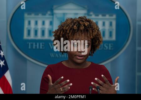 Washington, Vereinigte Staaten. 07.. Dezember 2022. Pressesprecherin Karine Jean-Pierre hält am Mittwoch, den 7. Dezember 2022, eine Pressekonferenz im Weißen Haus in Washington, D.C. Kredit: Chris Kleponis/Pool über CNP/dpa/Alamy Live News Stockfoto