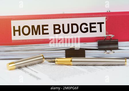 Business- und Economy-Konzept. Es gibt einen Ordner auf den Dokumenten mit der Inschrift - HAUSHALTSBUDGET Stockfoto