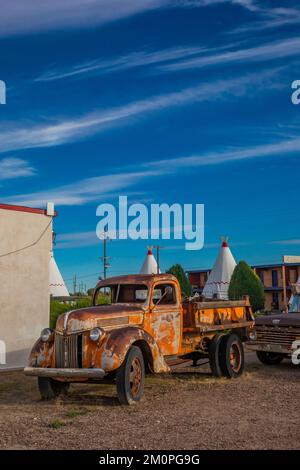 Alter Truck im Wigwam Motel an der Route 66 in Holbrook, Arizona, USA [Keine Immobilienfreigabe; nur redaktionelle Lizenzierung] Stockfoto