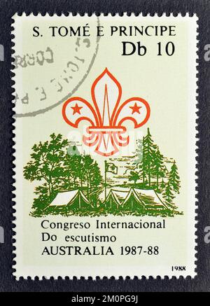 Abgesagte Briefmarke gedruckt von São Tomé und Príncipe, die Camp, Promoting International Boy Scout Jamboree, Australien, 1987-88, ca. 1988 zeigt. Stockfoto