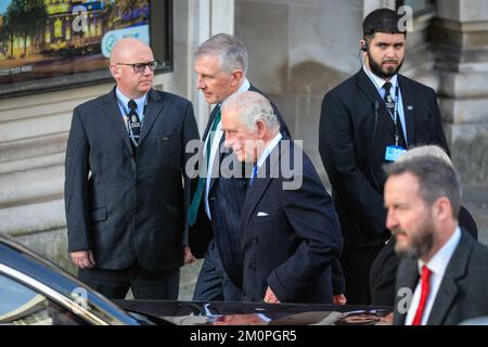 London, Großbritannien. 07.. Dezember 2022. Seine Majestät König Karl III. Verlässt die Methodistenhalle in Westminster. Er besuchte ihn anlässlich einer Veranstaltung anlässlich des 40.. Jahrestages der Geschäftstätigkeit in der Gemeinschaft (BITC). Kredit: Imageplotter/Alamy Live News Stockfoto