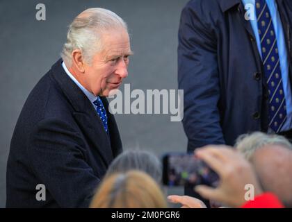 London, Großbritannien. 07.. Dezember 2022. Seine Majestät König Karl III. Verlässt die Methodistenhalle in Westminster. Er besuchte ihn anlässlich einer Veranstaltung anlässlich des 40.. Jahrestages der Geschäftstätigkeit in der Gemeinschaft (BITC). Kredit: Imageplotter/Alamy Live News Stockfoto