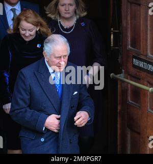 London, Großbritannien. 07.. Dezember 2022. Seine Majestät König Karl III. Verlässt die Methodistenhalle in Westminster. Er besuchte ihn anlässlich einer Veranstaltung anlässlich des 40.. Jahrestages der Geschäftstätigkeit in der Gemeinschaft (BITC). Kredit: Imageplotter/Alamy Live News Stockfoto