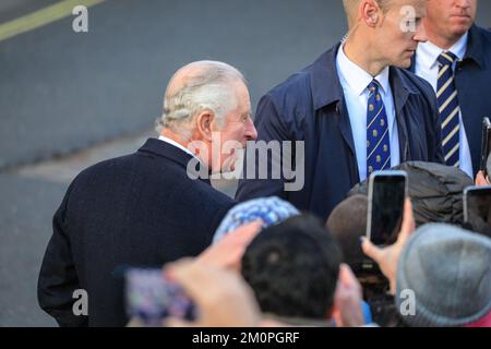 London, Großbritannien. 07.. Dezember 2022. Seine Majestät König Karl III. Verlässt die Methodistenhalle in Westminster. Er besuchte ihn anlässlich einer Veranstaltung anlässlich des 40.. Jahrestages der Geschäftstätigkeit in der Gemeinschaft (BITC). Kredit: Imageplotter/Alamy Live News Stockfoto