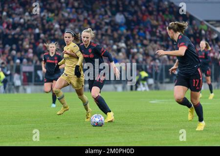 Lea Schueller (11 FC Bayern München) und Klara Buehl (17 FC Bayern München) während des Gruppenspiels der UEFA Womens Champions League zwischen dem FC Bayern München und dem FC Barcelona in der Allianz Arena in München. (Sven Beyrich/SPP) Kredit: SPP Sport Press Photo. Alamy Live News Stockfoto