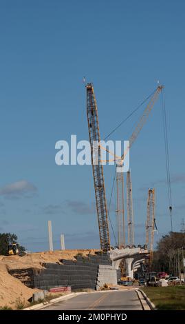 Deland, Florida, USA. 2022. Bau einer neuen Betonbrücke über dem St. Johns River in der Nähe von DeLand, Florida, USA. Stockfoto