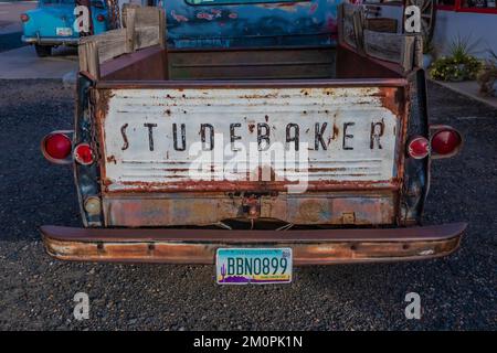 Abholung von Old Studebaker im Wigwam Motel an der Route 66 in Holbrook, Arizona, USA [Keine Immobilienfreigabe; nur redaktionelle Lizenzierung] Stockfoto