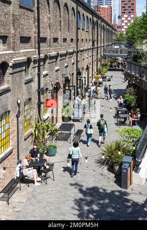 Cafés und Restaurants in der Lower Stable Street, Coal Drops Yard in King's Cross, London, England, Großbritannien Stockfoto