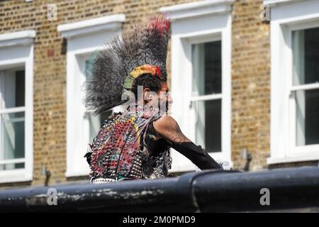 Mann verkleidet wie ein Punk auf der Lock Bridge in Camden Town, London, England, Großbritannien Stockfoto