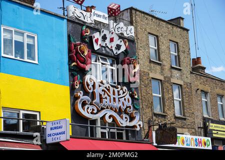 Dekorierte Tattoo-Studiofassade auf der Camden High Street, Camden Town, London England Großbritannien Stockfoto