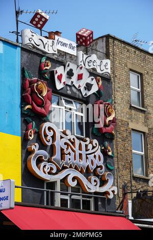 Dekorierte Tattoo-Studiofassade auf der Camden High Street, Camden Town, London England Großbritannien Stockfoto