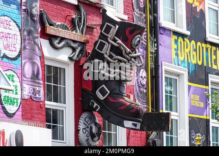 Dekorierte Geschäfte Fassaden auf der Camden High Street, Camden Town, London England Großbritannien Stockfoto