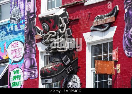 Dekorierte Geschäfte Fassaden auf der Camden High Street, Camden Town, London England Großbritannien Stockfoto