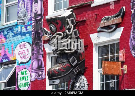 Dekorierte Geschäfte Fassaden auf der Camden High Street, Camden Town, London England Großbritannien Stockfoto