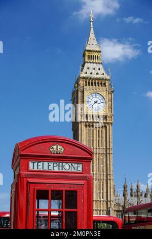 Big Ben und die traditionelle rote Telefonzelle in London, England, Großbritannien Stockfoto