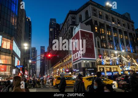 Die Fassade von Macy's Flagship Store am Herald Square ist für die Feiertage in New York City, USA 2022, dekoriert Stockfoto