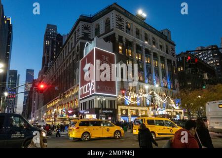 Die Fassade von Macy's Flagship Store am Herald Square ist für die Feiertage in New York City, USA 2022, dekoriert Stockfoto