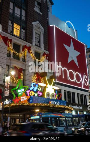 Die Fassade von Macy's Flagship Store am Herald Square ist für die Feiertage in New York City, USA 2022, dekoriert Stockfoto