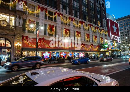 Die Fassade von Macy's Flagship Store am Herald Square ist für die Feiertage in New York City, USA 2022, dekoriert Stockfoto