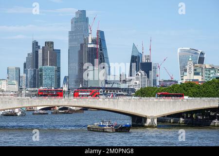 Die Skyline von London mit der Themse und der Waterloo Bridge, London England Großbritannien Stockfoto