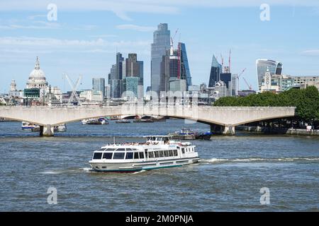 Kreuzfahrt-Boot auf der Themse, London England Vereinigtes Königreich UK Stockfoto