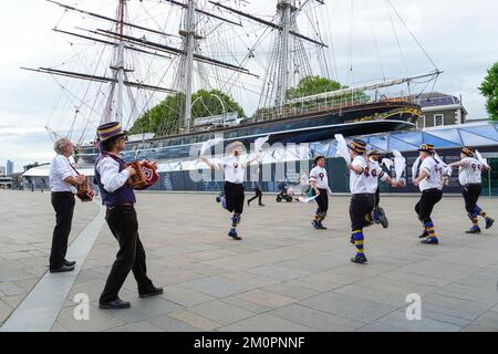 Morris-Tänzer vor dem Cutty Sark Clipper-Schiff in Greenwich, London, England, Großbritannien Stockfoto