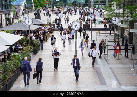 Büroangestellte an der Reuters Plaza in Canary Wharf in London, England, Großbritannien, Großbritannien Stockfoto
