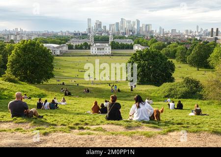 Junge Menschen genießen den Sonnenuntergang im Greenwich Park in London, England, Großbritannien, Großbritannien Stockfoto