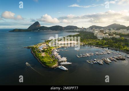 Blick auf Marina da Gloria mit Schiffen und Yachten in Guanabara Bay und den Zuckerhut in Horizon in Rio de Janeiro, Brasilien Stockfoto