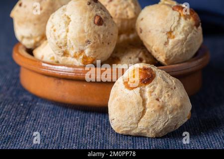 Nahaufnahme von Chipa, typisches Paraguayanisches Käsebrot auf blauer Tischdecke. Stockfoto