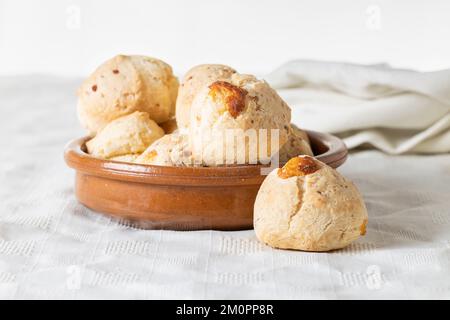 Chipa, typisches Paraguayanisches Käsebrot auf weißem Hintergrund. Stockfoto