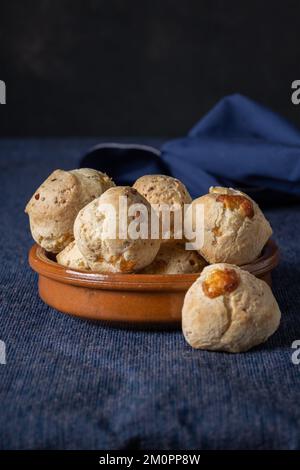 Schüssel mit Chipa, typisches Paraguayanisches Käsebrot auf blauer Tischdecke. Stockfoto