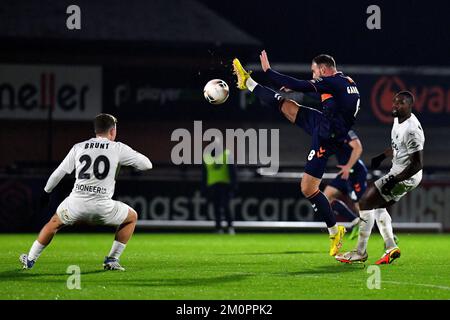 Meadow Park, Borehamwood, 6.. Dezember 2022. Dan Gardner von Oldham Athletic gibt beim Spiel der Vanarama National League zwischen Boreham Wood und Oldham Athletic am Dienstag, den 6.. Dezember 2022, im Meadow Park, Borehamwood, den Ball frei. (Kredit: Eddie Garvey | Kredit: MI News & Sport /Alamy Live News Stockfoto