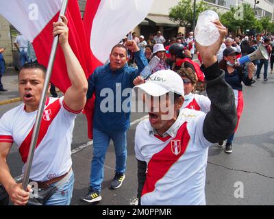 Peru, 07/12/2022, Hunderte von Bürgern, von denen einige unter peruanischer Flagge eingewickelt sind, gehen auf die Straße, um die Absetzung von Präsident Pedro Castillo zu feiern. Castillo wurde vom Kongress wegen "moralischer Unfähigkeit" abgezogen, nachdem er einen gescheiterten Putsch versucht hatte, den Kongress und die Justiz zu schließen. Stockfoto