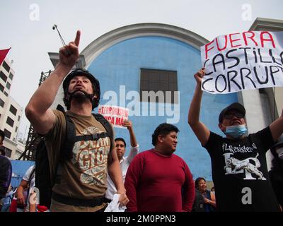 Peru, 07/12/2022, "Castillo Corrupt get out" kann auf einem Banner gelesen werden, wenn Hunderte von Bürgern, von denen einige in die peruanische Flagge eingewickelt sind, auf die Straße gehen, um die Absetzung von Präsident Pedro Castillo zu feiern. Castillo wurde vom Kongress wegen "moralischer Unfähigkeit" abgezogen, nachdem er einen gescheiterten Putsch versucht hatte, den Kongress und die Justiz zu schließen. Stockfoto