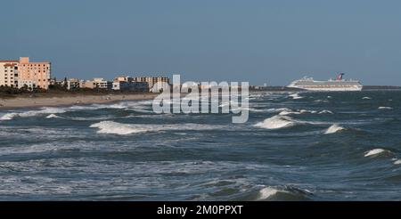 Cocoa Beach, Florida, USA. 2022. Kreuzfahrtschiff fährt in Port canaveral vom Atlantischen Ozean aus mit Blick von Cocoa Beach an der Weltraumküste Floridas. Stockfoto