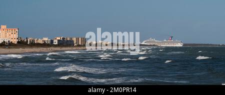 Cocoa Beach, Florida, USA. 2022. Kreuzfahrtschiff fährt in Port Canaveral vom Atlantischen Ozean aus mit Blick von Cocoa Beach an der Weltraumküste Floridas. Stockfoto