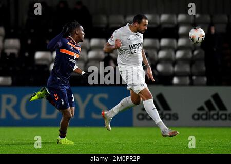 Meadow Park, Borehamwood, 6.. Dezember 2022. Timmy Abraham von Oldham Athletic kämpft mit David Stephens von Boreham Wood während des Spiels der Vanarama National League zwischen Boreham Wood und Oldham Athletic in Meadow Park, Borehamwood am Dienstag, den 6.. Dezember 2022. (Kredit: Eddie Garvey | Kredit: MI News & Sport /Alamy Live News Stockfoto