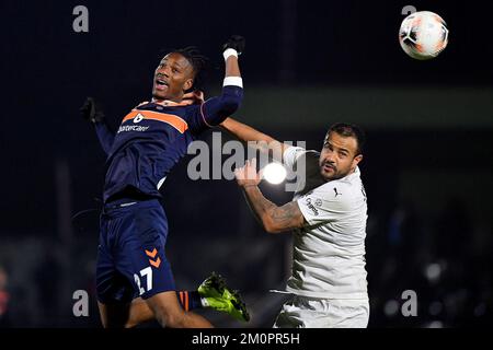 Meadow Park, Borehamwood, 6.. Dezember 2022. Timmy Abraham von Oldham Athletic kämpft mit David Stephens von Boreham Wood während des Spiels der Vanarama National League zwischen Boreham Wood und Oldham Athletic in Meadow Park, Borehamwood am Dienstag, den 6.. Dezember 2022. (Kredit: Eddie Garvey | Kredit: MI News & Sport /Alamy Live News Stockfoto