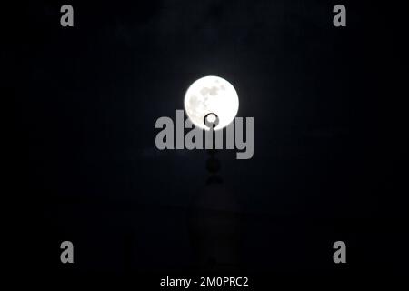 Gaza, Palästina. 07.. Dezember 2022. Ein Mond erhebt sich über der Al-Hasayna-Moschee in Gaza City (Foto: Mahmoud Issa/SOPA Images/Sipa USA) Kredit: SIPA USA/Alamy Live News Stockfoto