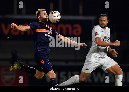 Meadow Park, Borehamwood, 6.. Dezember 2022. Hallam Hope of Oldham Athletic tussles with David Stephens of Boreham Wood während des Spiels der Vanarama National League zwischen Boreham Wood und Oldham Athletic in Meadow Park, Borehamwood am Dienstag, den 6.. Dezember 2022. (Kredit: Eddie Garvey | Kredit: MI News & Sport /Alamy Live News Stockfoto