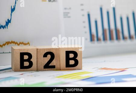 B2B. Transaktionen von Unternehmen zu Unternehmen. Business-to-Business. B2B Buchstaben auf einem Holzblock gezeichnet. Holztisch Hintergrund. Stockfoto