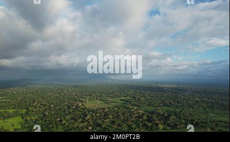 Grüne Landschaft Nicaraguas mit Wolken aus der Vogelperspektive Stockfoto