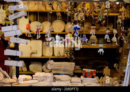 BONN, DEUTSCHLAND - 6. DEZEMBER 2022: Hüpffiguren an einem Weihnachtsmarkt Stockfoto