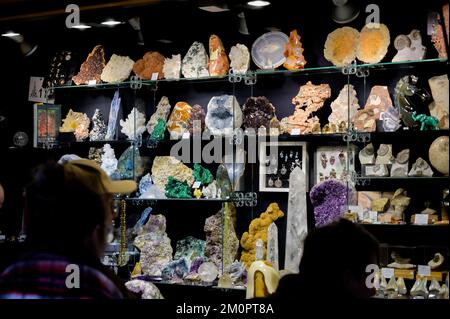 BONN, DEUTSCHLAND - 6. DEZEMBER 2022: Ausstellung von Mineralien- und Edelsteinlieferanten Stockfoto