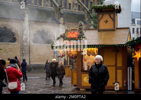 BONN, DEUTSCHLAND - 6. DEZEMBER 2022: Rauch kommt von einem Weihnachtsmarkt Stockfoto