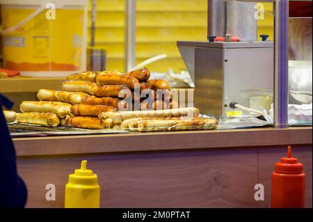 BONN, DEUTSCHLAND - 6. DEZEMBER 2022: Wurststapel an einem Imbissstand Stockfoto